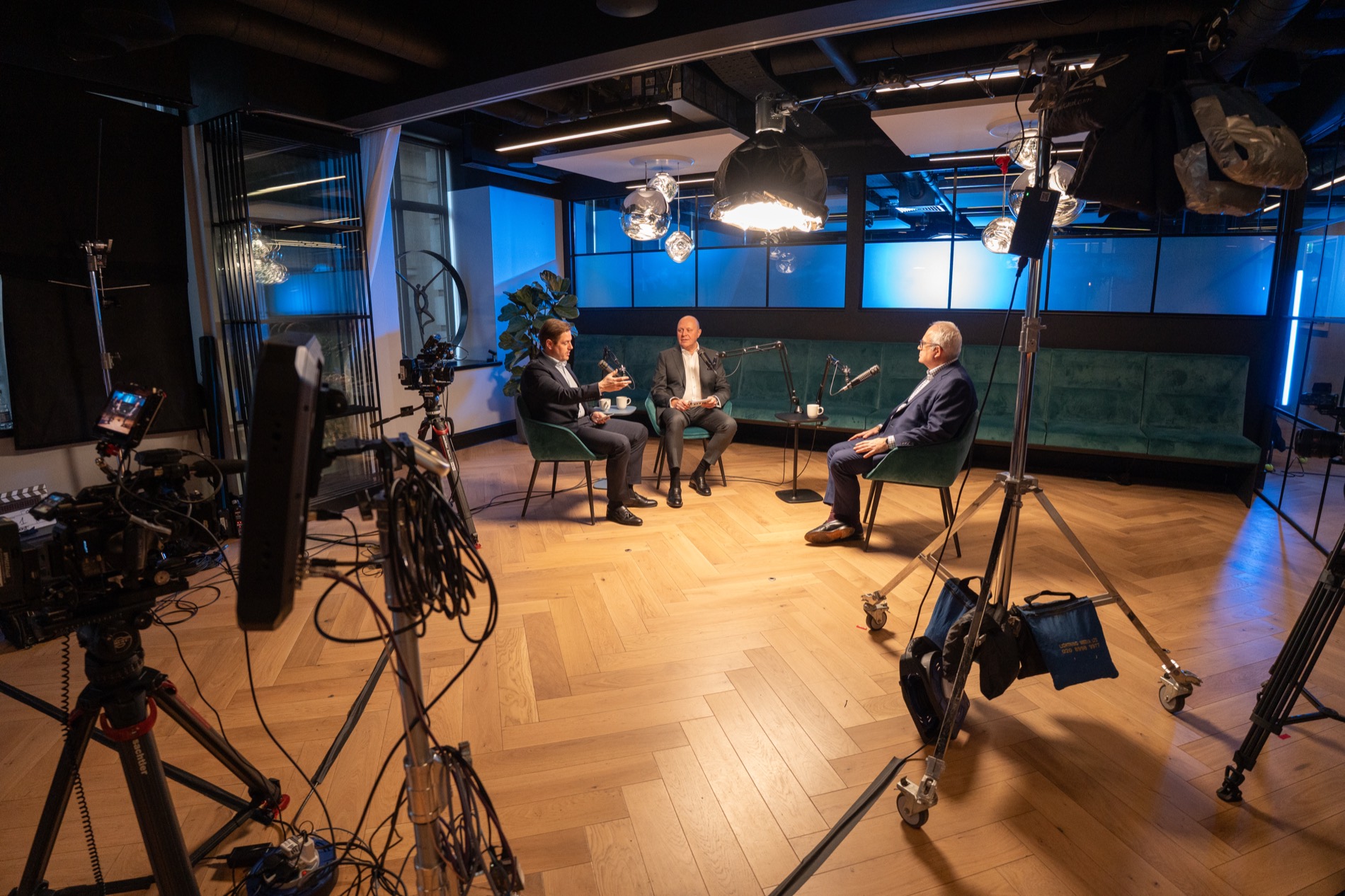 Multi-camera broadcast set
